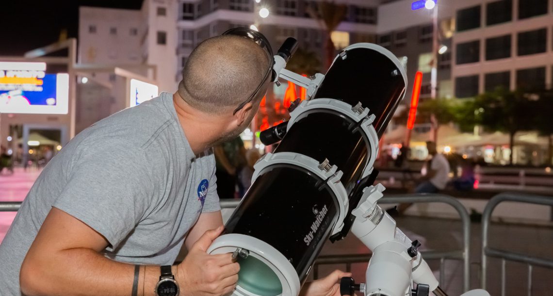 שבוע החלל העולמי בפלנתניה ילדים ומבוגרים, משפחות ויחידים צופים בכוכבים