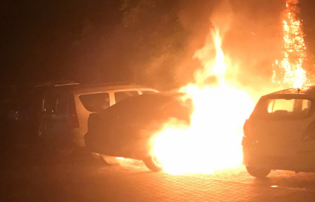 רכב בשכונת משהב עלה באש במגרש חניה והדליק רכבים שחנו סמוך אליו (סירטון)