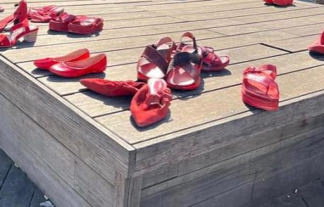 מה עשו עשרות זוגות נעליים אדומות ברחוב הרצל?